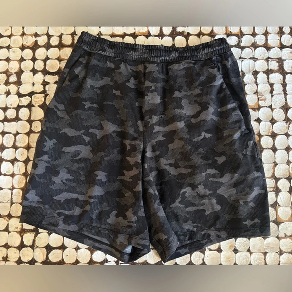 Lululemon Men’s Pace Breaker Linerless Camo Shorts - Picture 2 of 5